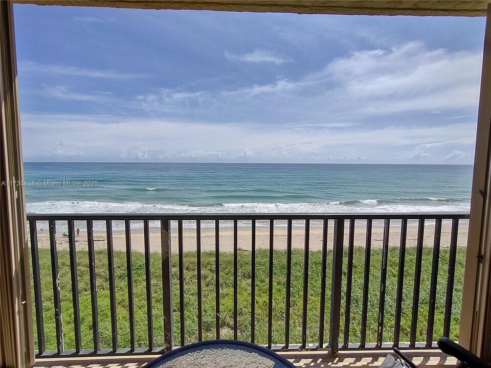 10200 S Ocean Dr in Jensen Beach, FL - Building Photo