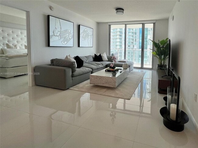 300 Sunny Isles Blvd in Sunny Isles Beach, FL - Building Photo - Building Photo