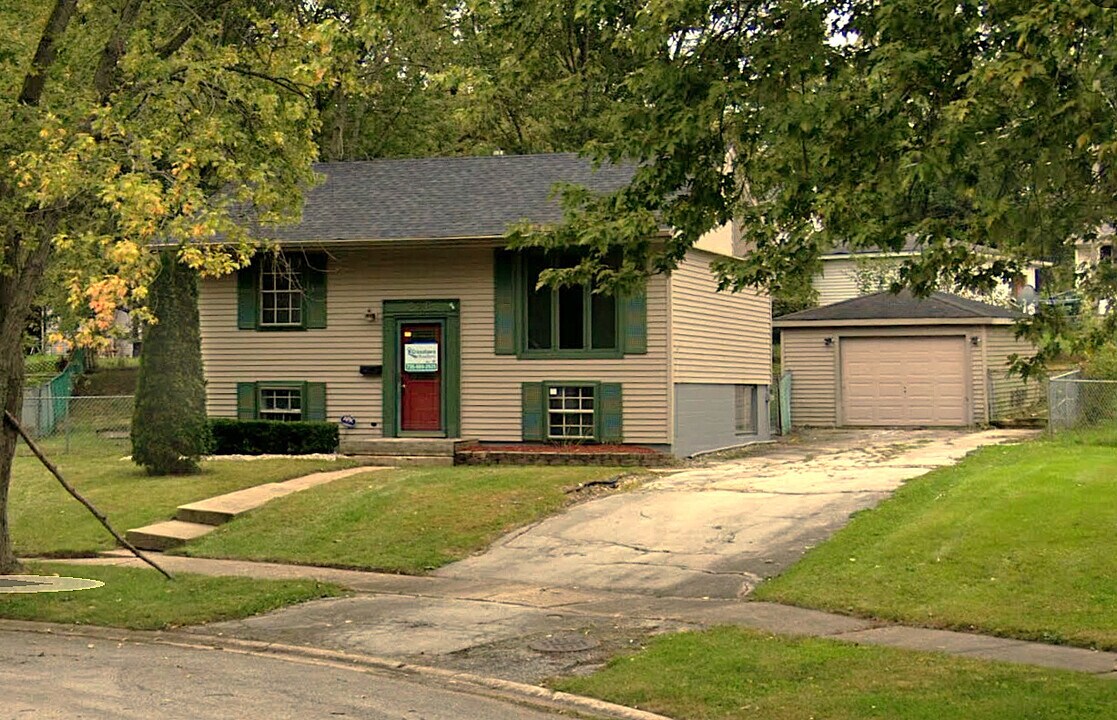 222 Barbara Ln in Steger, IL - Building Photo
