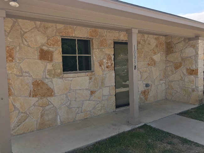 1009 Monroe St in McGregor, TX - Building Photo - Building Photo