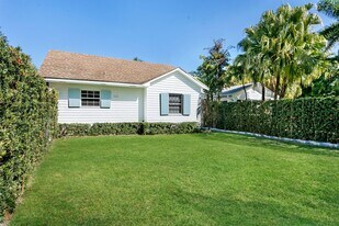 211 Miraflores Dr in Palm Beach, FL - Building Photo