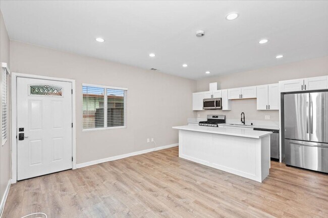 5016 Chaparral Way in San Diego, CA - Building Photo - Building Photo