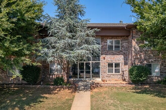 Ten15 at Hurd in Edmond, OK - Foto de edificio - Building Photo