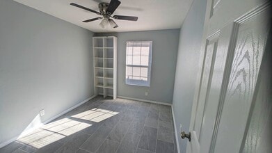 1801 Cortez St, Unit Rear in Laredo, TX - Foto de edificio - Building Photo