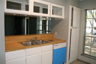 103 Cloudview Dr in Austin, TX - Building Photo - Building Photo