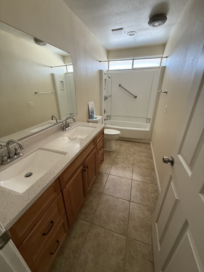 14940 Gayhead Rd in Apple Valley, CA - Building Photo - Building Photo