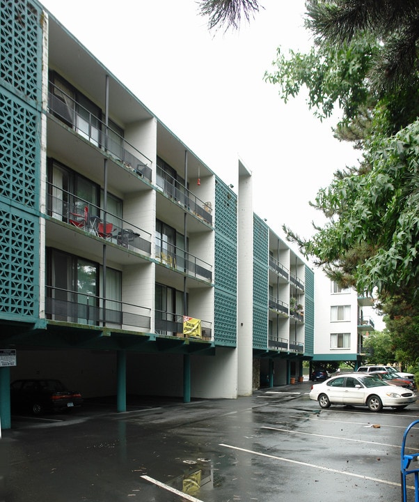 Catalina Apartments in Portland, OR - Building Photo