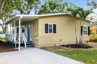 490 Stremma Rd in Largo, FL - Building Photo - Building Photo