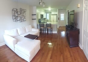 7 Augusta Dr in Clinton Township, NJ - Building Photo