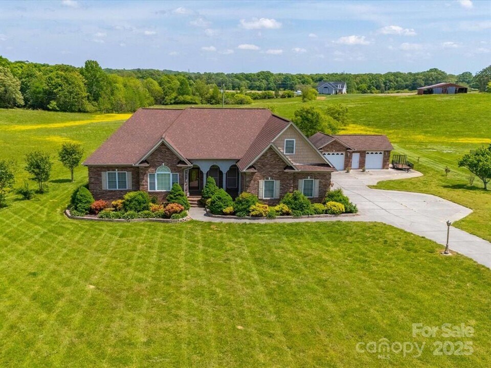 514 Clover Leaf Rd in Marshville, NC - Building Photo