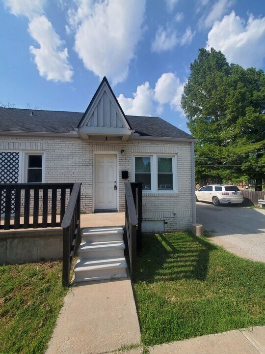 304 S Hydraulic Ave in Wichita, KS - Building Photo