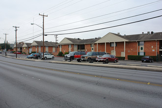 Solana Apartments in San Antonio, TX - Building Photo - Building Photo