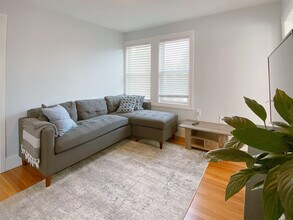 16 Kimball Rd, Unit 2 in Watertown, MA - Foto de edificio - Building Photo