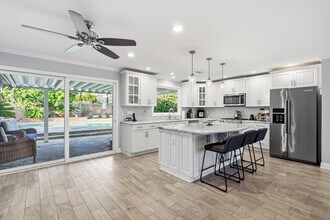 19833 Blythe St in Winnetka, CA - Foto de edificio - Building Photo