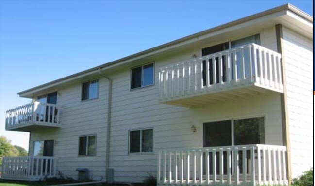 Manchester Lane Apartments in Hartland, WI - Building Photo - Building Photo