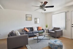 Sahuaro Point Villas in Tucson, AZ - Building Photo