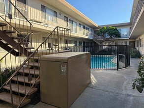 2020 Preuss Rd, Unit 105 in Los Angeles, CA - Foto de edificio - Building Photo