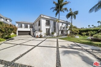 910 N Crescent Dr in Beverly Hills, CA - Building Photo - Building Photo