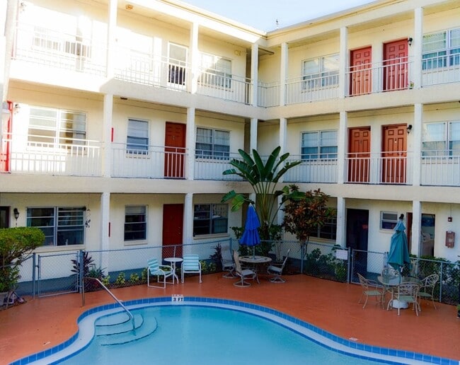 Lakeshore Apartments in St. Petersburg, FL - Foto de edificio - Building Photo