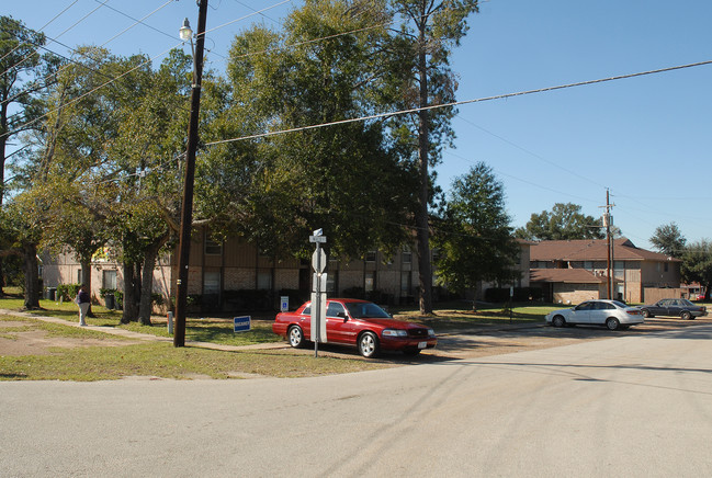 Cleveland Square Apartments in Cleveland, TX - Foto de edificio - Building Photo