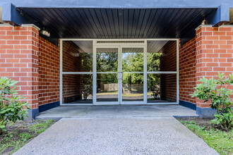 Stonebridge Apartments in East Hartford, CT - Building Photo - Building Photo