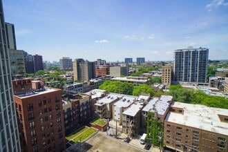 2626 N Lakeview Ave in Chicago, IL - Foto de edificio - Building Photo