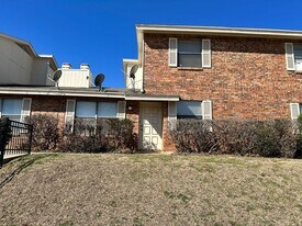 2713 Hurstview Dr in Hurst, TX - Building Photo