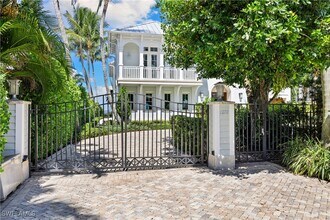 1270 Gulf Shore Blvd S in Naples, FL - Foto de edificio - Building Photo