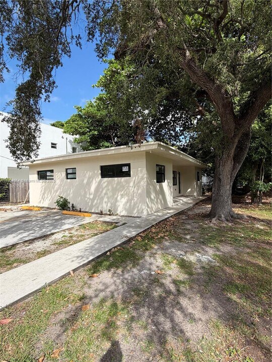 3801 Thomas Ave in Miami, FL - Building Photo