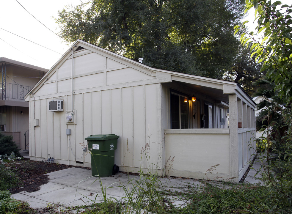 394 E 8th St in Davis, CA - Building Photo