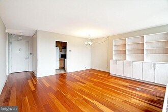 220 Locust St in Philadelphia, PA - Building Photo - Building Photo