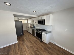 23058 Drake Rd in Bedford, OH - Foto de edificio - Building Photo