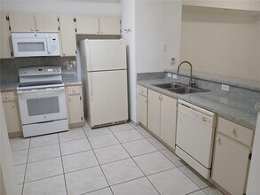 7230 NW 114th Ave in Doral, FL - Foto de edificio - Building Photo