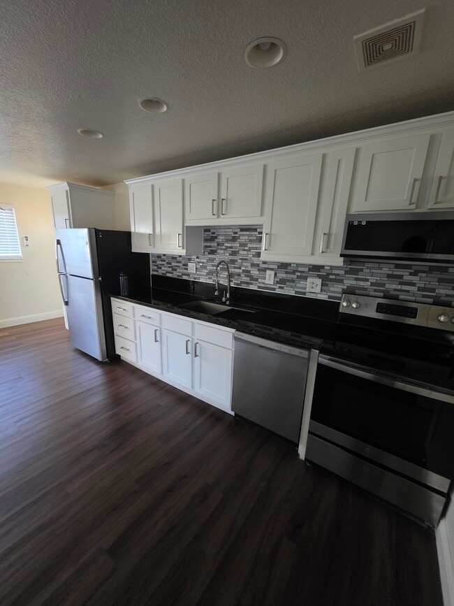 1203 Floyd Ave, Unit B in Modesto, CA - Building Photo - Building Photo