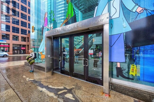 8 Eglinton Ave E in Toronto, ON - Building Photo - Building Photo