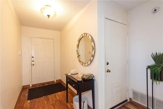 4802 Summerset Trail in Austin, TX - Foto de edificio - Building Photo