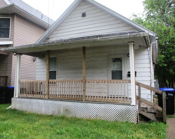 917 N Lee St in Bloomington, IL - Building Photo