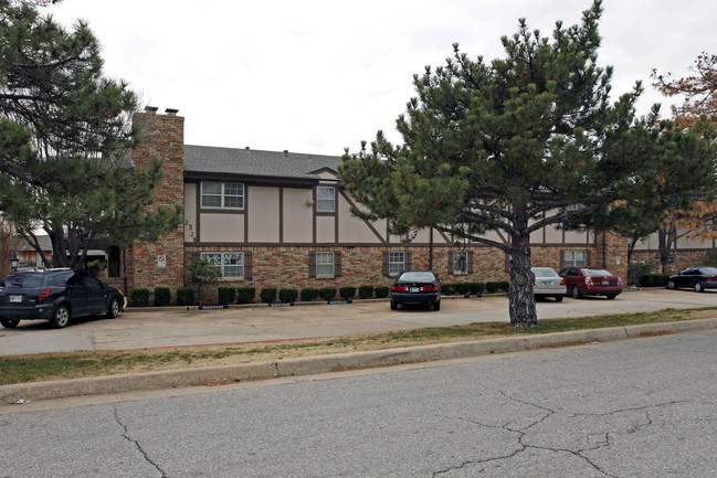 Hampton House in Oklahoma City, OK - Building Photo - Building Photo