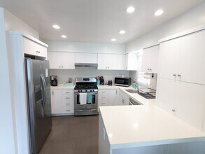 722 Sunset Ct in San Diego, CA - Building Photo - Building Photo