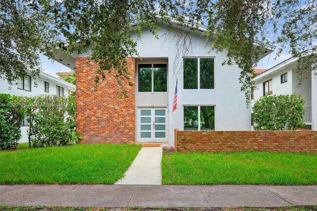 537 Menendez Ave in Coral Gables, FL - Foto de edificio - Building Photo