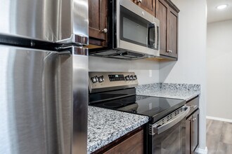 Oakwood Heights Townhomes in Republic, MO - Foto de edificio - Building Photo