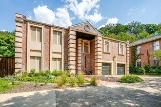 1805 Burton Hill Rd in Fort Worth, TX - Foto de edificio - Building Photo