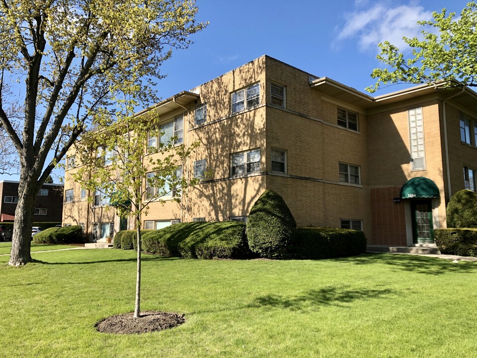 1334 Woodview Ln in Glenview, IL - Building Photo