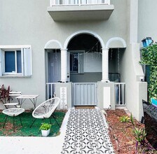 1102 NW 26th St in Miami, FL - Building Photo - Building Photo