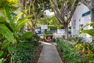 2408 - 2416 1/2 N. Beachwood Dr in Los Angeles, CA - Building Photo - Building Photo