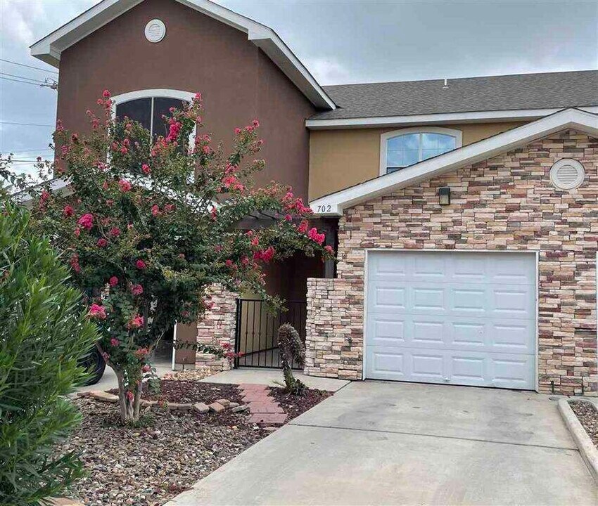 2619 San Isidro Pkwy in Laredo, TX - Building Photo