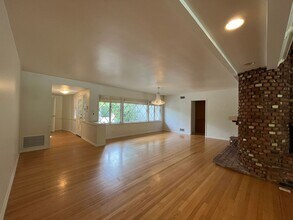 4539 Hayvenhurst Ave in Los Angeles, CA - Building Photo - Building Photo