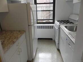 12 Welwyn Rd in Great Neck Plaza, NY - Building Photo - Building Photo