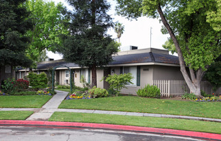 Canberra Court in Fresno, CA - Foto de edificio - Building Photo