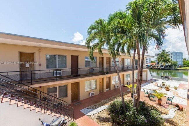 8220 Byron Ave in Miami Beach, FL - Building Photo - Building Photo